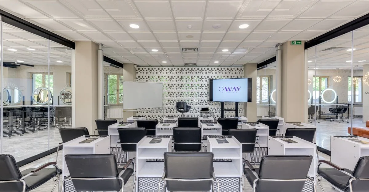 Salle de conférence spacieuse avec un design moderne, idéale pour les réunions d'affaires et les présentations.