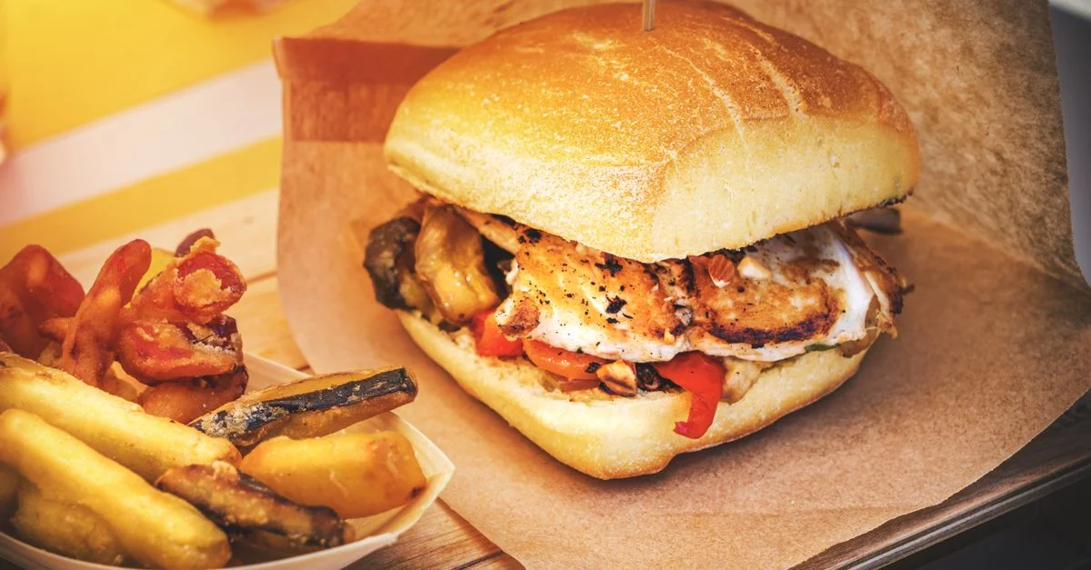 Délicieux burger au poulet avec des potatoes croustillantes, parfait pour les amateurs de fast-food.