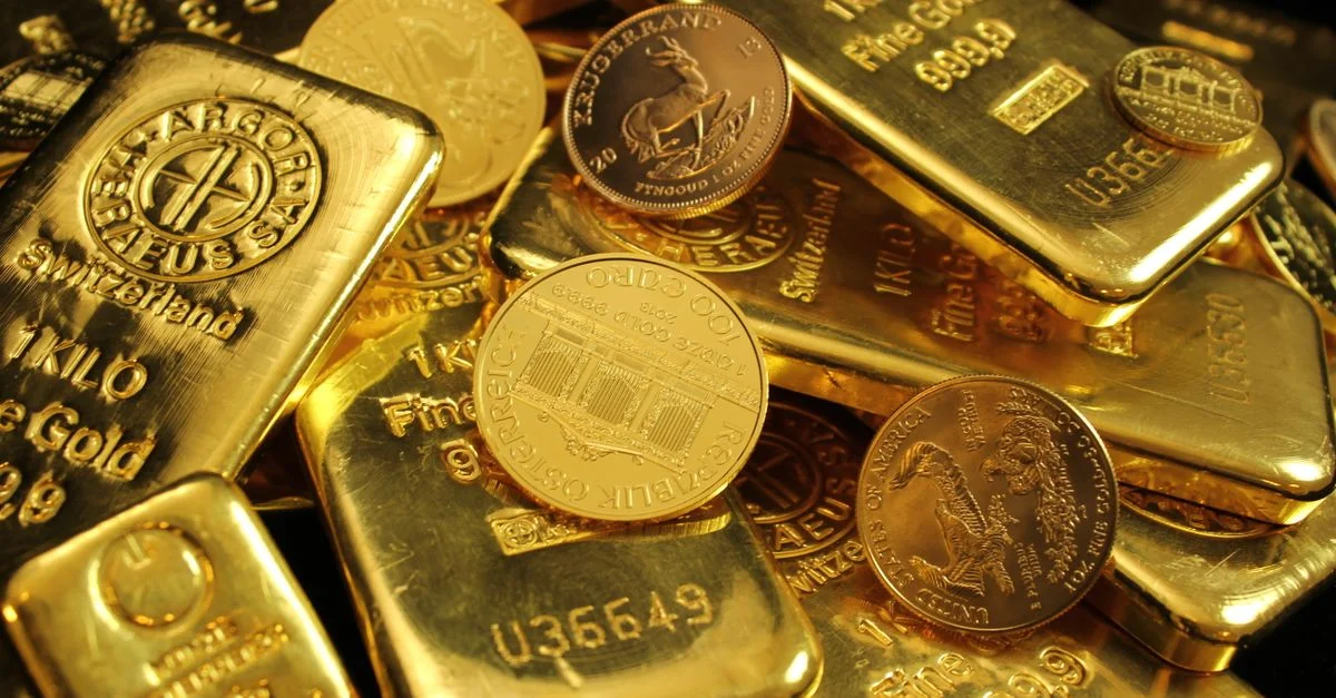 Gros plan détaillé de lingots et de pièces d'or, symbolisant la richesse et l'investissement. Parfait pour des images financières.