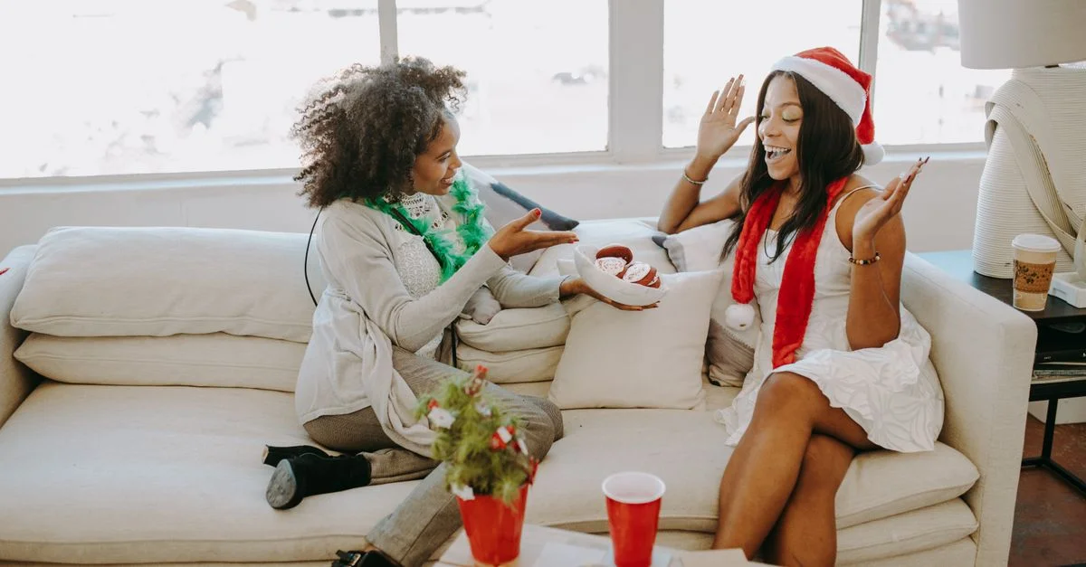 Deux femmes profitant d'une réunion festive de Noël avec des cadeaux et des décorations.