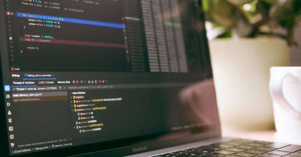 Un écran d'ordinateur portable montrant du code de programmation et des outils de débogage, idéal pour les sujets technologiques.