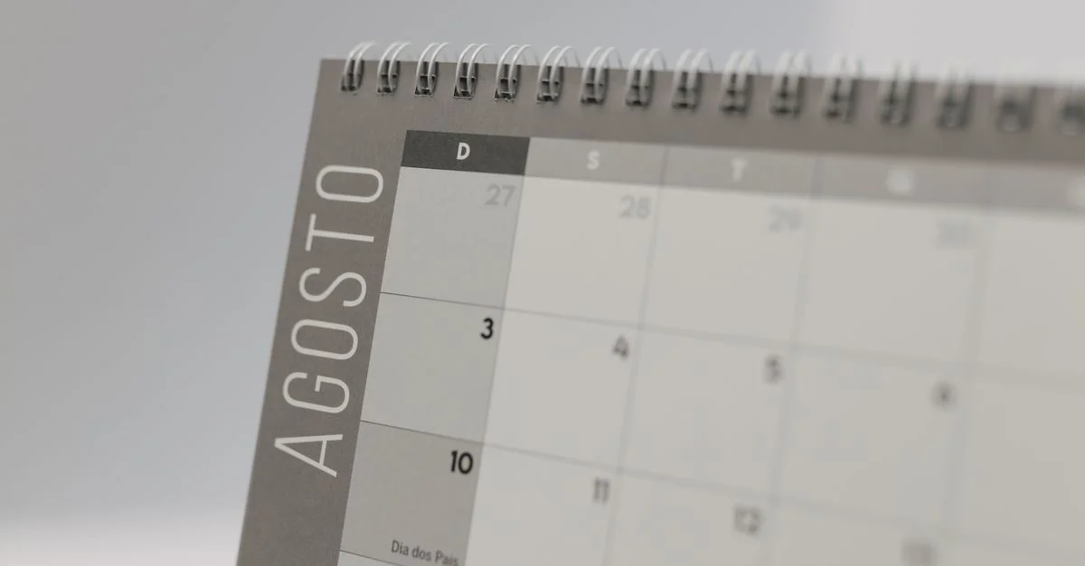 Gros plan détaillé d'un calendrier à reliure spirale affichant le mois d'août.
