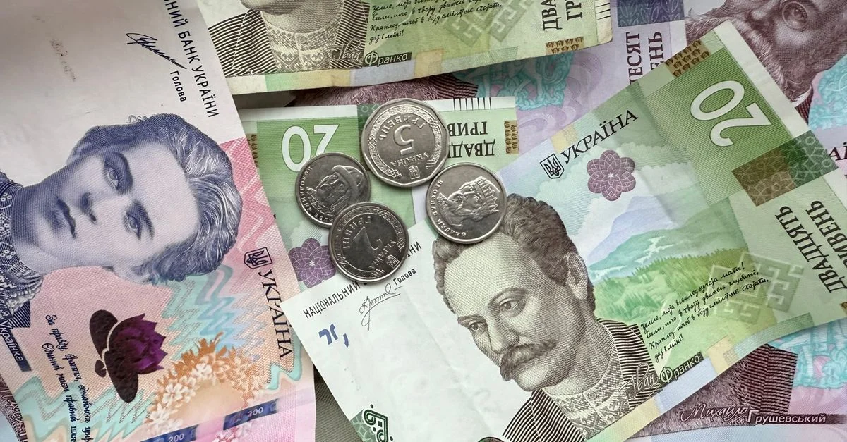 Image détaillée des billets et pièces de monnaie ukrainiens en hryvnia, montrant leur design et leur valeur.