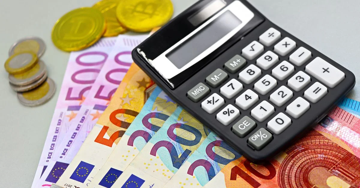 Image de billets et de pièces en euros, ainsi qu'une calculatrice pour la planification financière. Idéal pour les thèmes financiers.