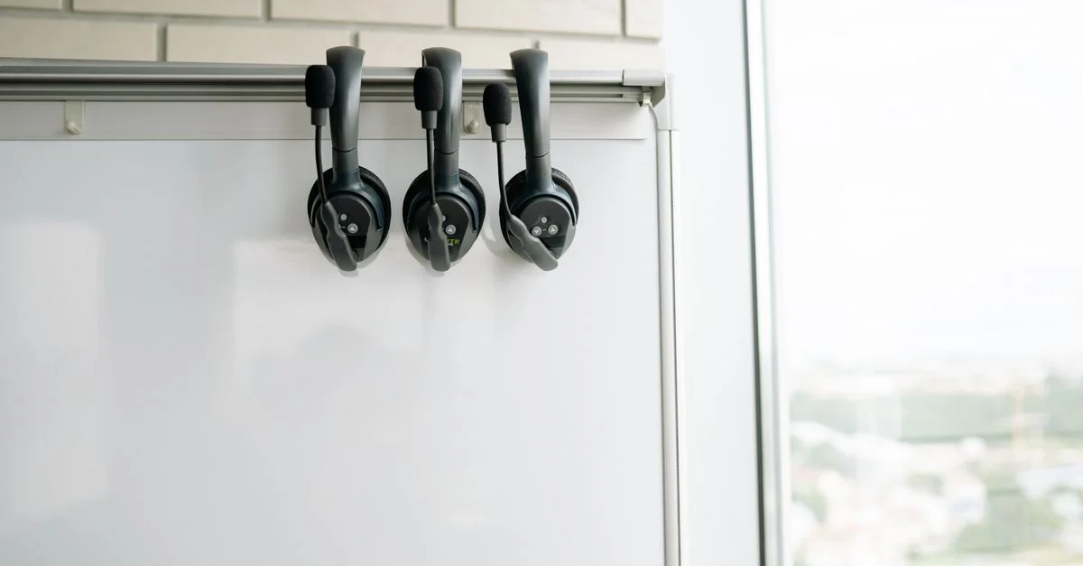 Ensemble de trois casques sur un tableau blanc, idéal pour les centres d'appels ou les environnements technologiques.