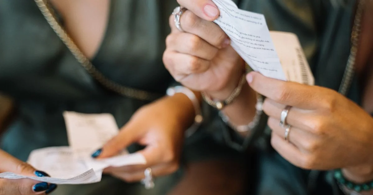 Deux individus examinant des reçus dans une scène en gros plan, se concentrant sur les détails de paiement.