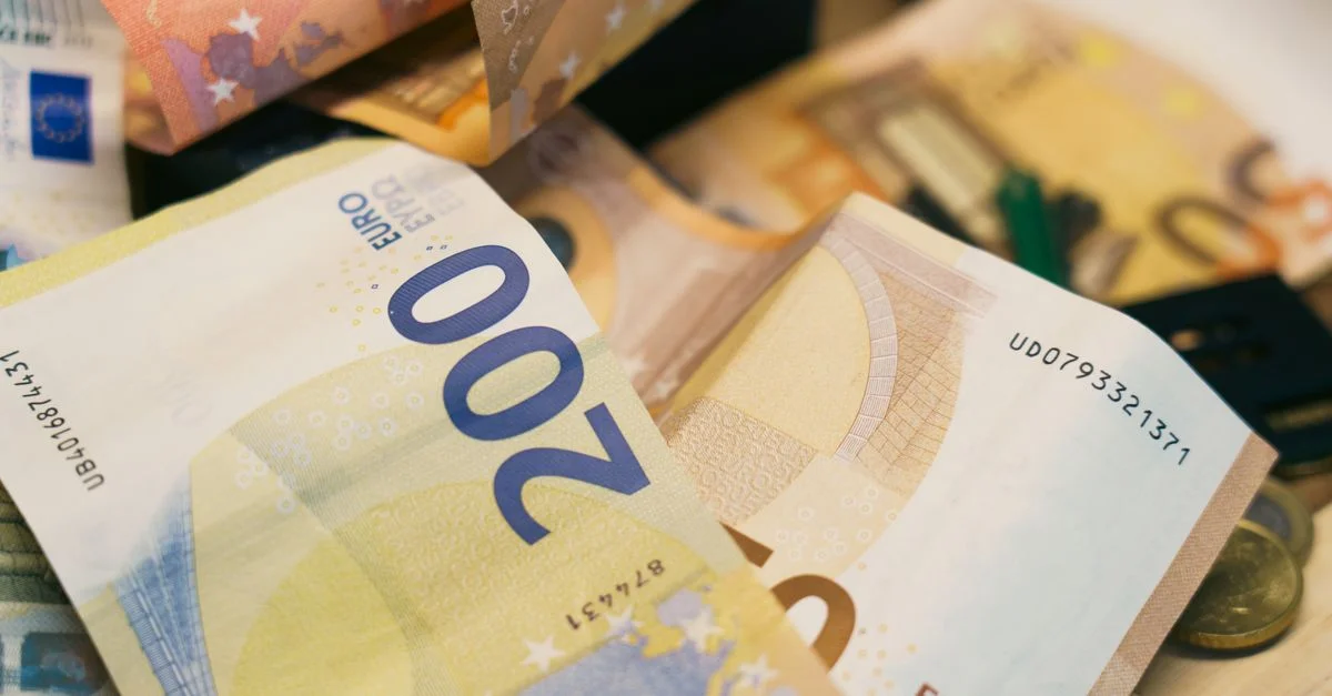 Gros plan sur divers billets en euros symbolisant la finance, la monnaie et la gestion budgétaire.