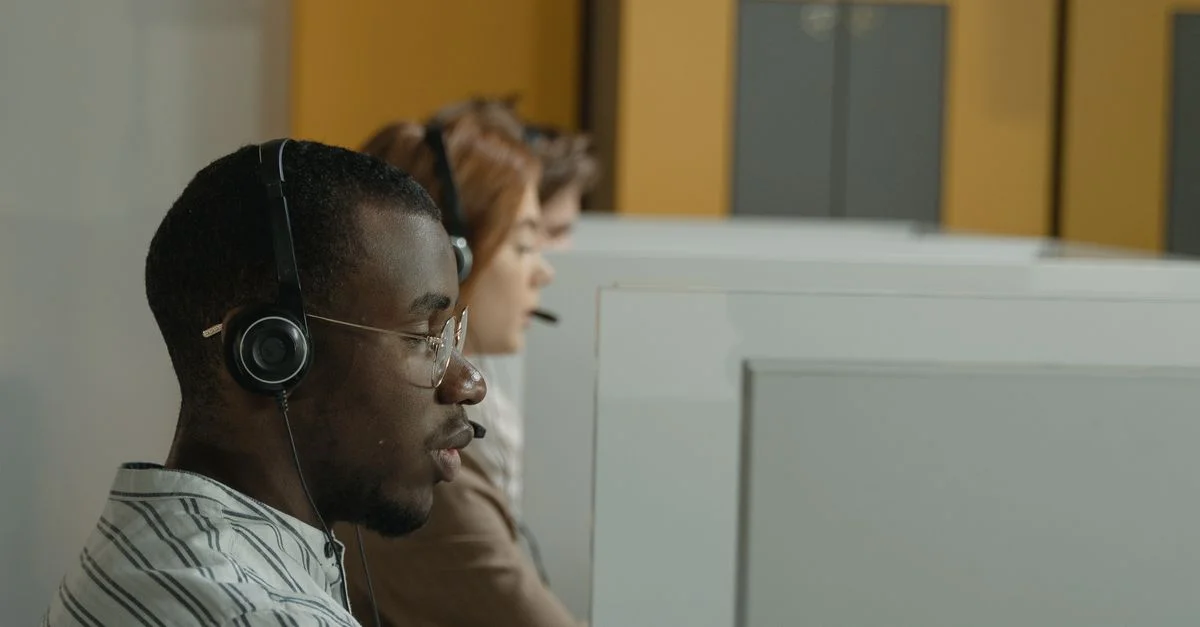 Des agents de centre d'appels professionnels travaillant dans un environnement de bureau moderne, mettant l'accent sur le travail d'équipe et le support client.