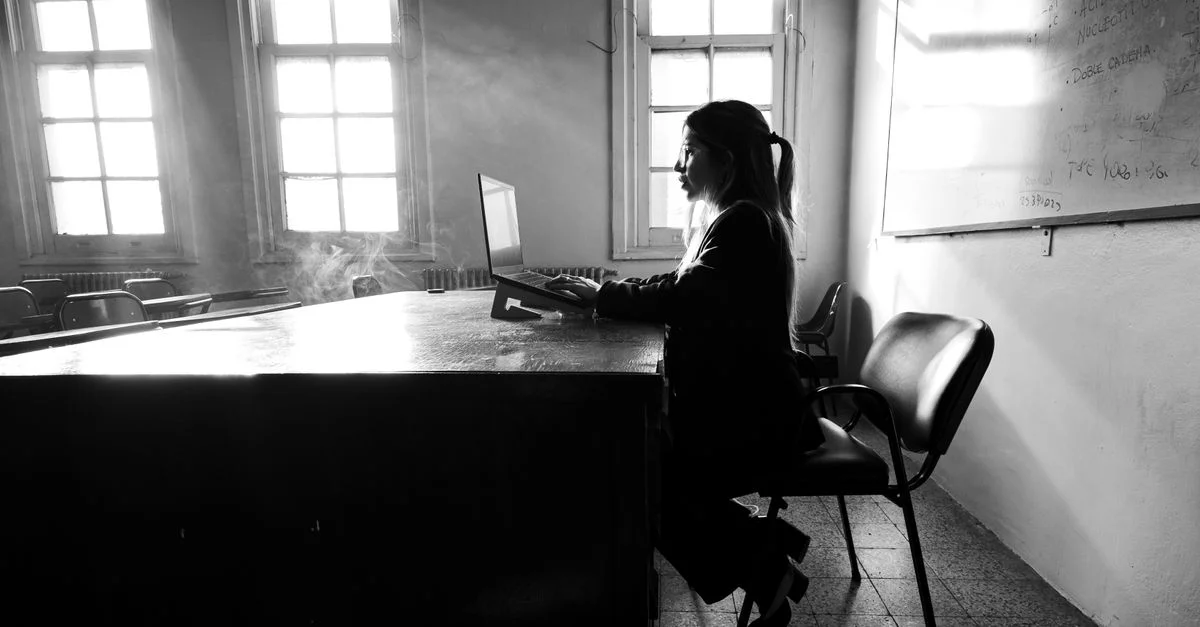 Un étudiant travaille sur un ordinateur portable dans une salle de classe universitaire, à Buenos Aires.