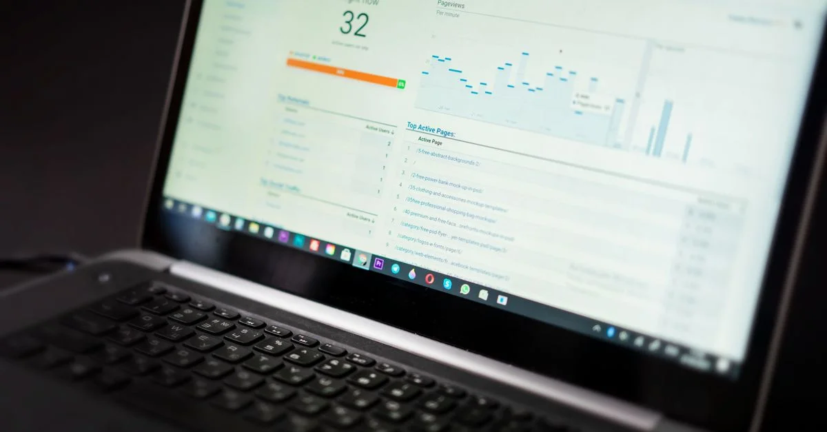 Un ordinateur portable affichant un tableau de bord d'analyse avec des outils de suivi et d'analyse de données en temps réel.
