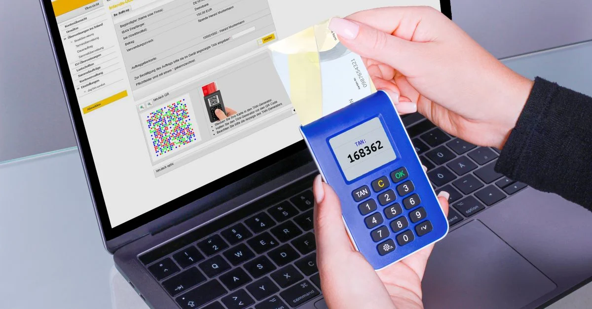 Mains utilisant un générateur de TAN à côté d'un ordinateur portable pour des transactions bancaires en ligne sécurisées.