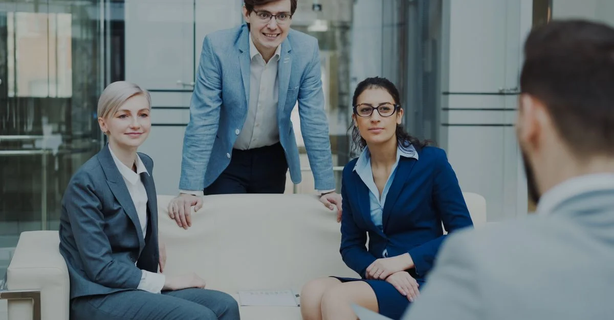 Équipe professionnelle ayant une réunion dans un environnement de bureau moderne.