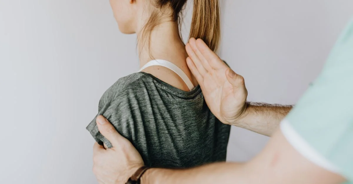 Un chiropracteur ajuste la colonne vertébrale d'un patient, se concentrant sur l'alignement et la correction de la posture dans un cadre clinique.