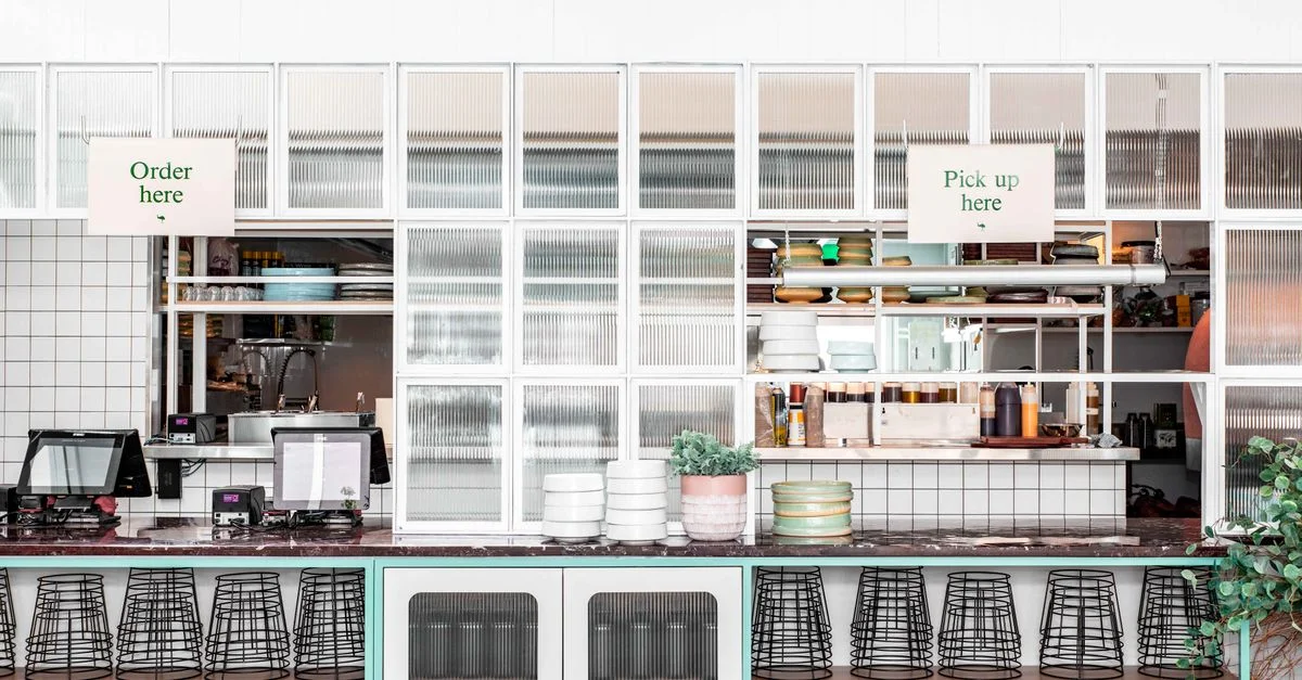 Comptoir de restaurant contemporain au design moderne et vaisselle vide.
