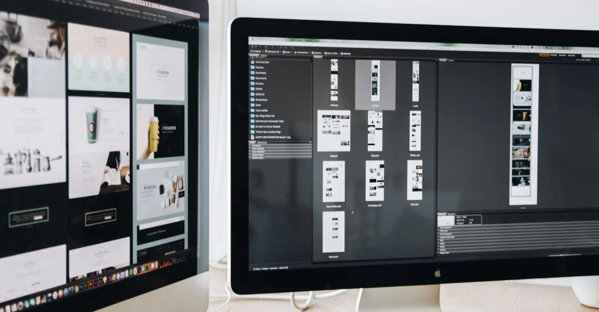 Un espace de travail moderne avec des moniteurs d'ordinateur doubles affichant des projets de conception web, mettant l'accent sur la technologie et la productivité.