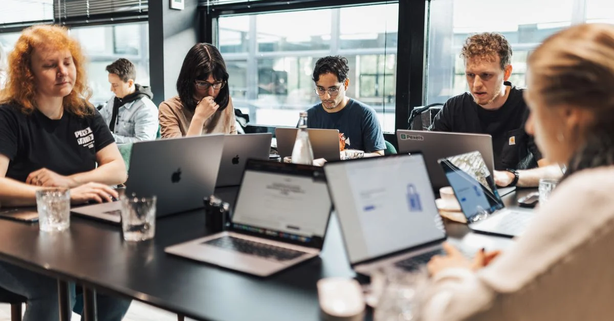 Équipe concentrée engagée dans une discussion et une planification dans un bureau moderne.