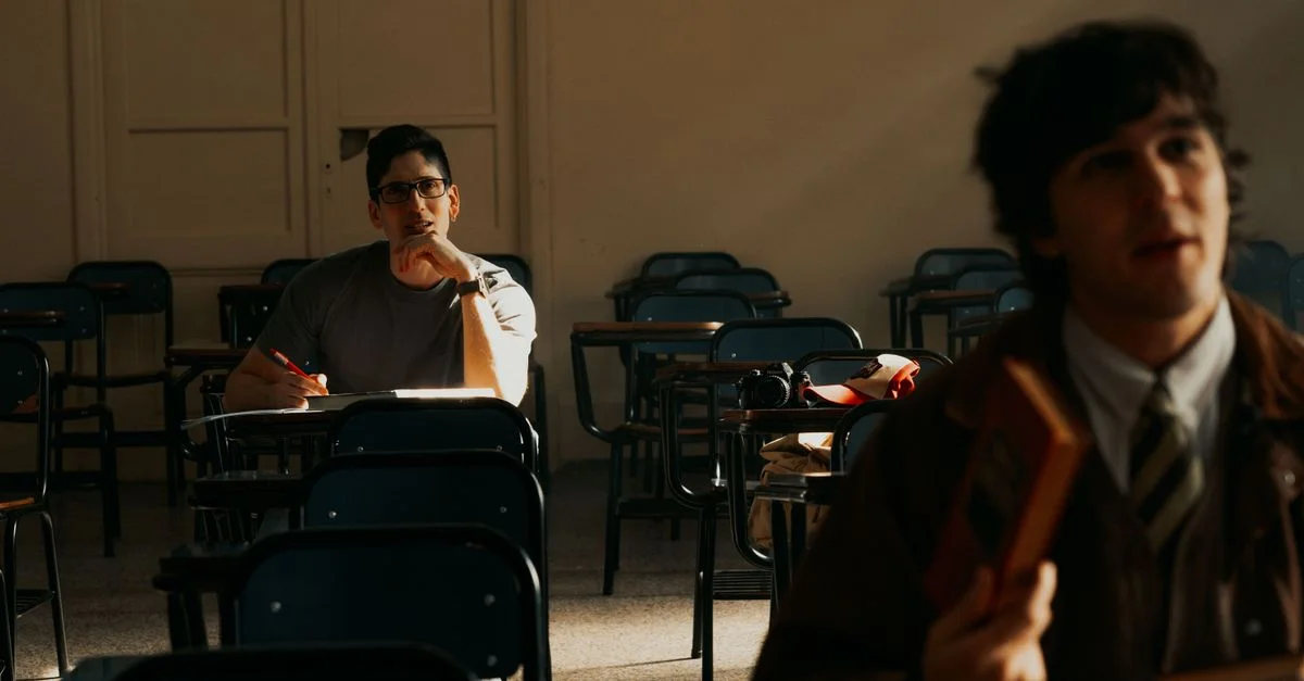 Deux étudiants dans une salle de classe universitaire argentine étudiant à la lumière du jour.