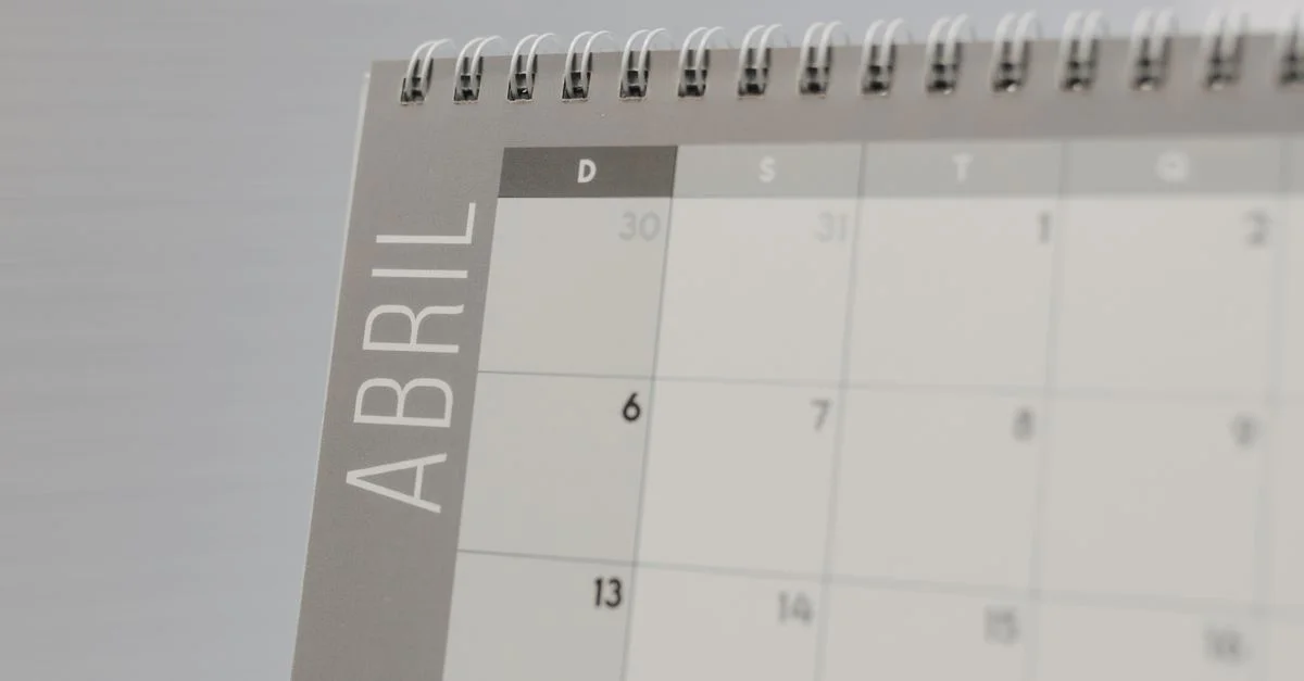 Calendrier à spirales ouvert jusqu'au mois d'avril en espagnol, axé sur les dates et le design.