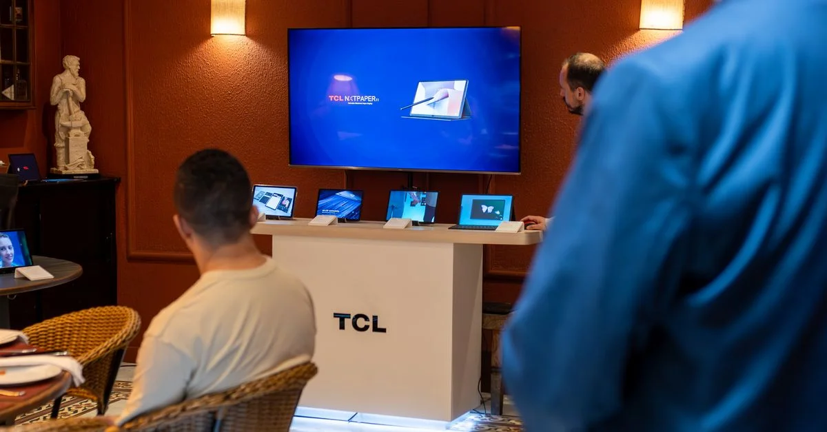 Une présentation professionnelle mettant en avant de nouvelles tablettes élégantes et des technologies dans un cadre de showroom moderne.