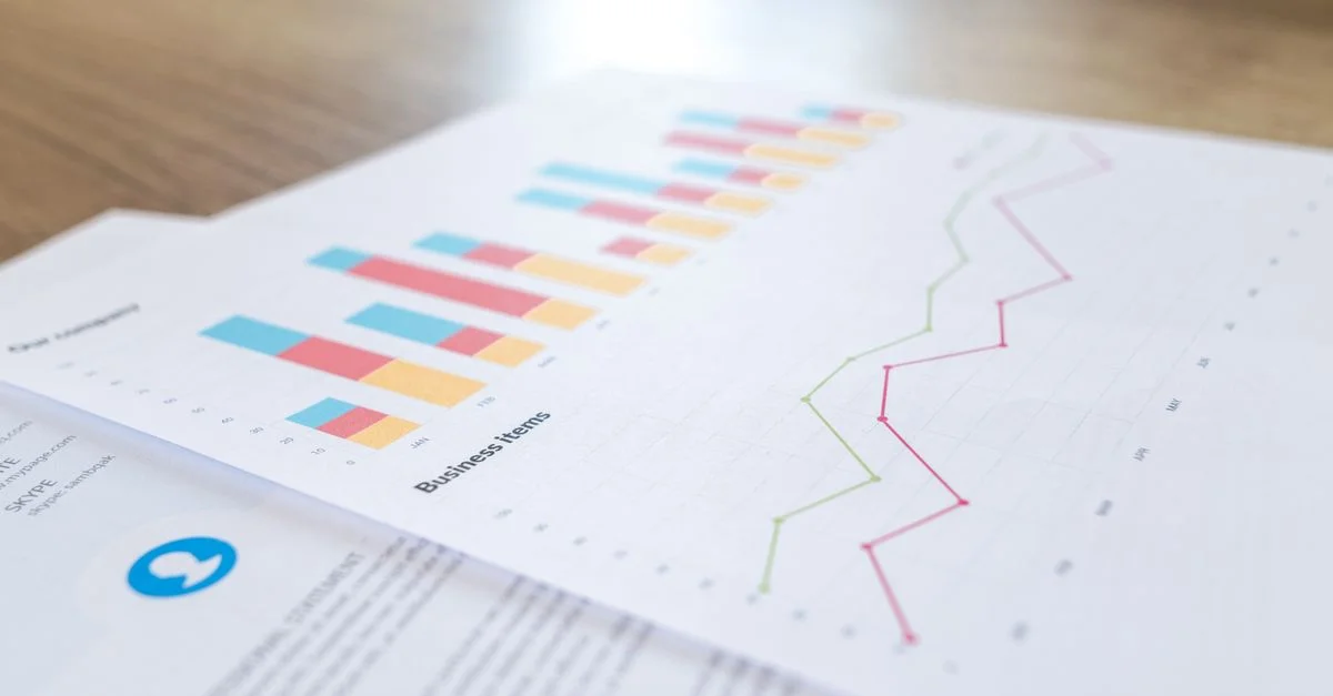 Un gros plan d'un document d'entreprise avec des graphiques sur un bureau en bois.
