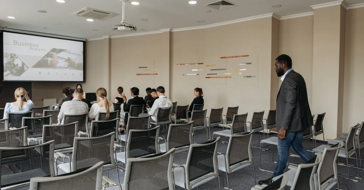Les participants assistent à une présentation d'analyse commerciale dans une salle de conférence contemporaine.