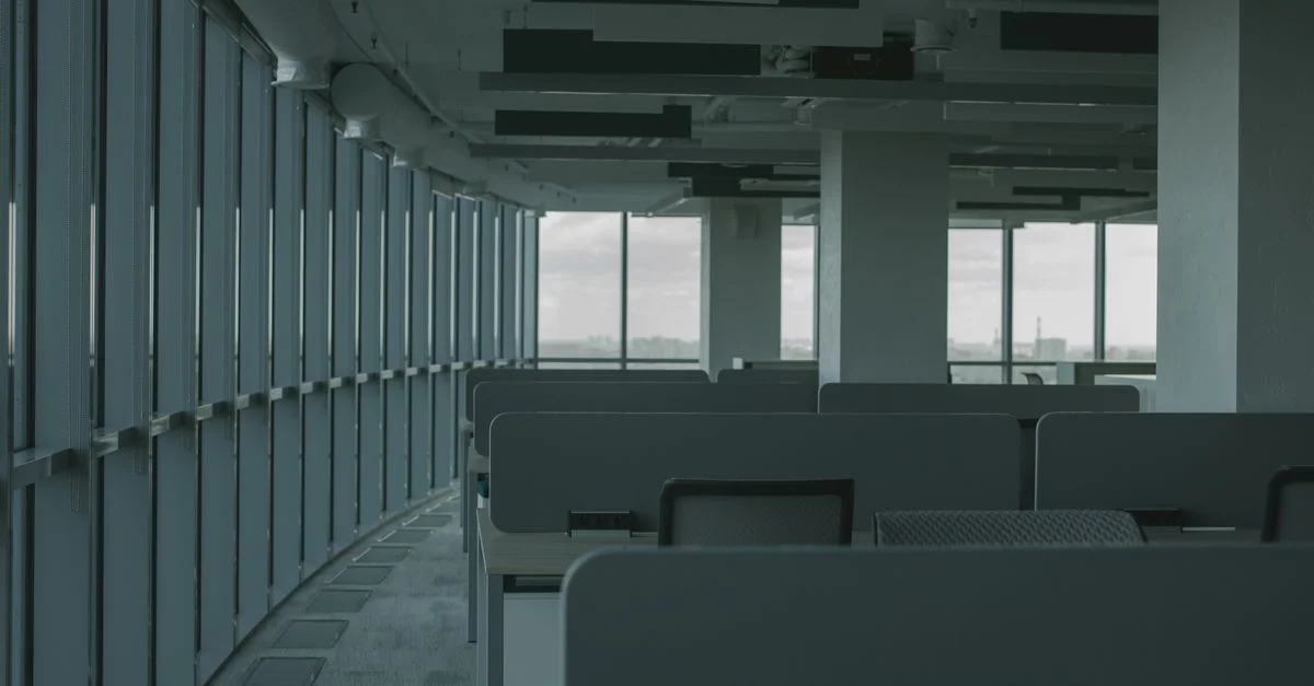 Intérieur de bureau vide avec un design moderne et de grandes fenêtres. Idéal pour des concepts d'affaires.