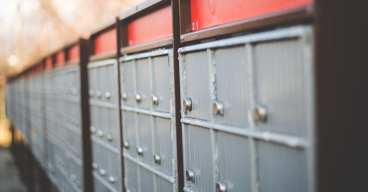 Boîtes aux lettres de style vintage en rangées, mettant en avant la sécurité et la construction en acier en extérieur.