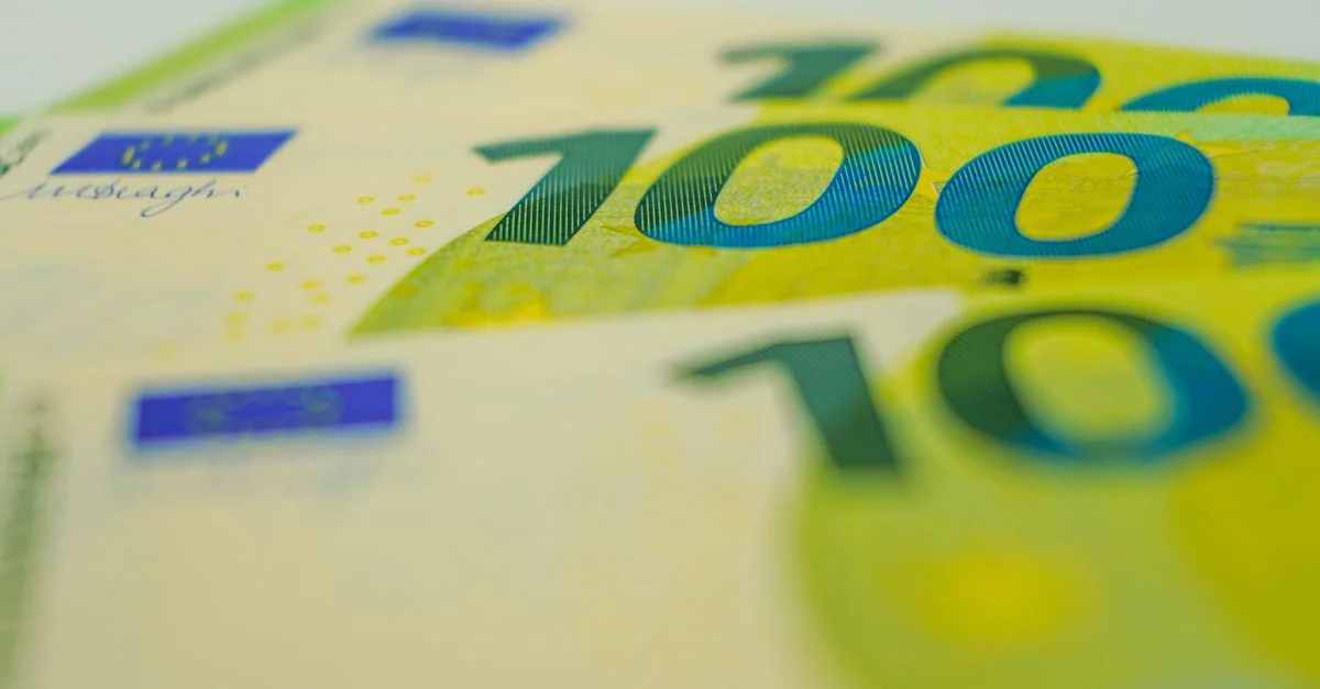 Billets en euro en gros plan avec un accent sur la dénomination 100. Parfait pour les thèmes financiers.