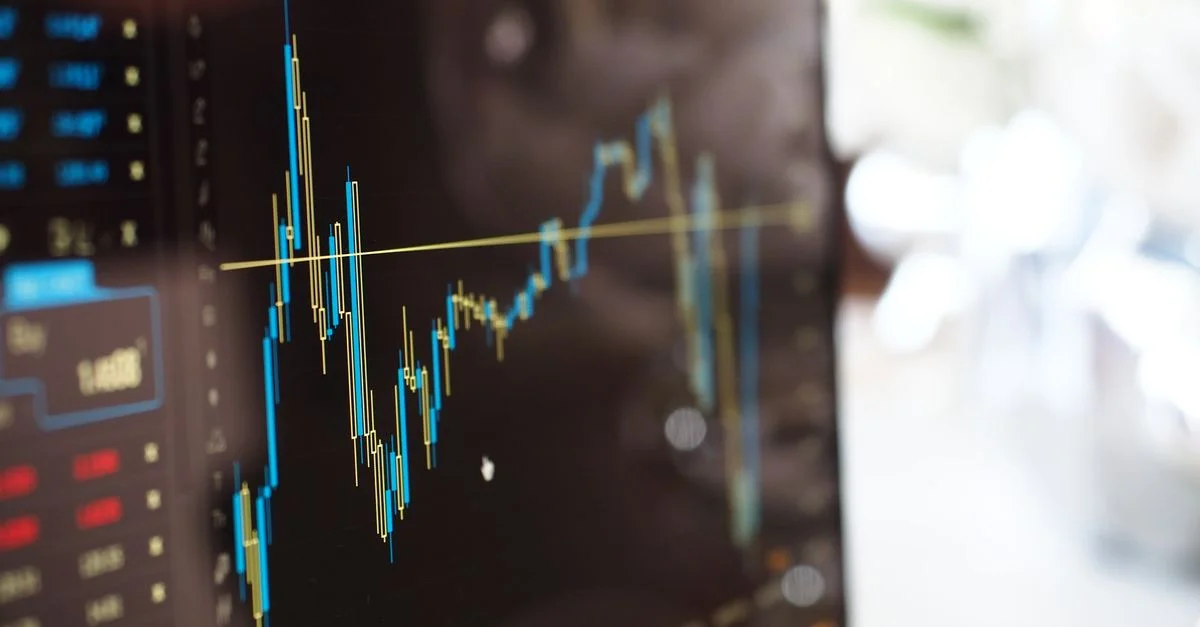 Vue détaillée des graphiques de trading financiers sur un moniteur, illustrant les tendances du marché boursier.
