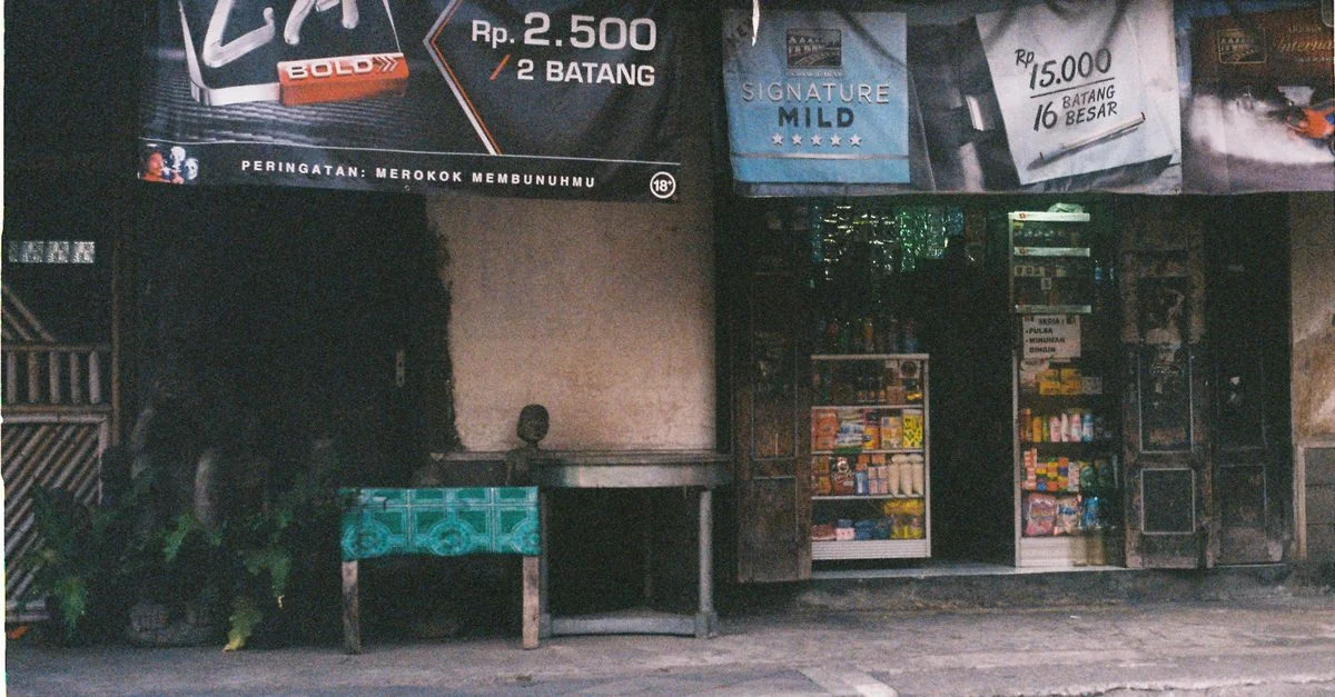 Un petit magasin en bord de rue avec des publicités pour les cigarettes à Yogyakarta, Indonésie.