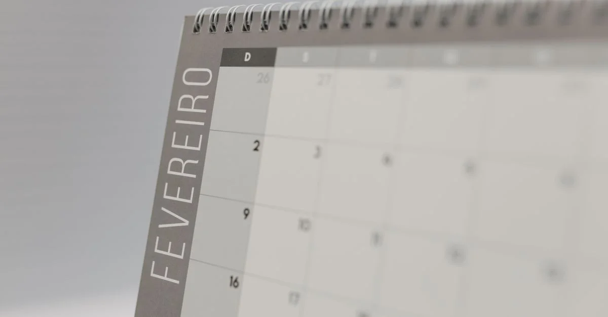 Gros plan sur une page de calendrier minimaliste de février avec flou doux.