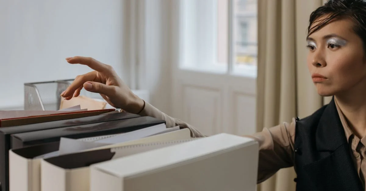 Une femme élégante organise des documents dans un bureau moderne.