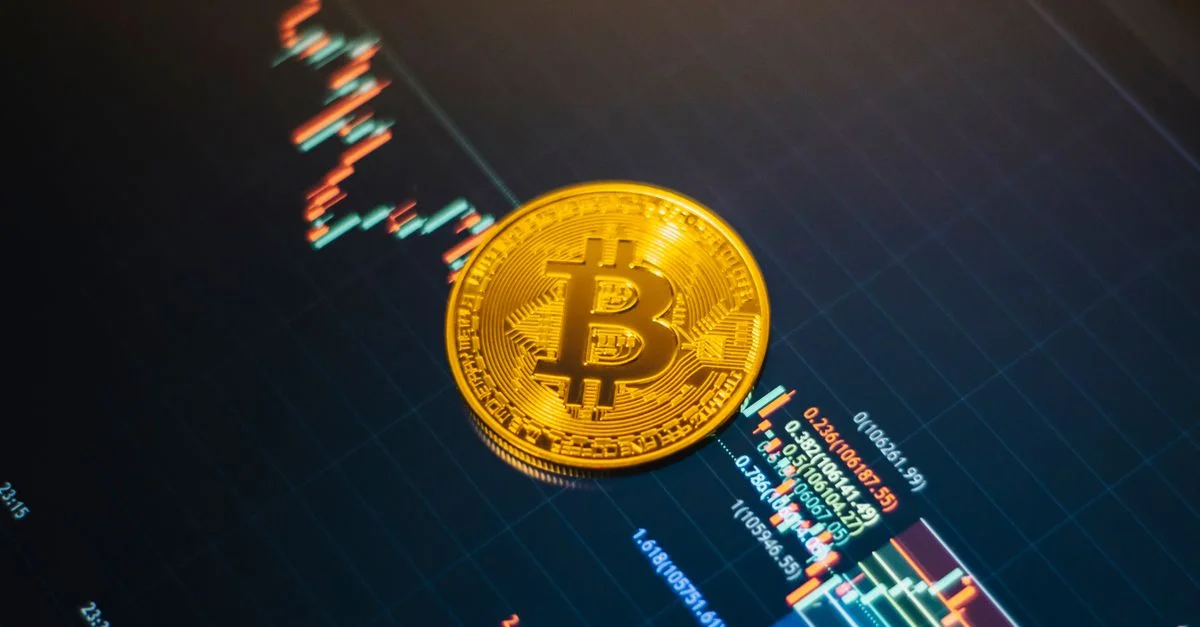 Bitcoin doré sur un graphique de marché financier numérique en hausse, symbolisant les tendances des cryptomonnaies.