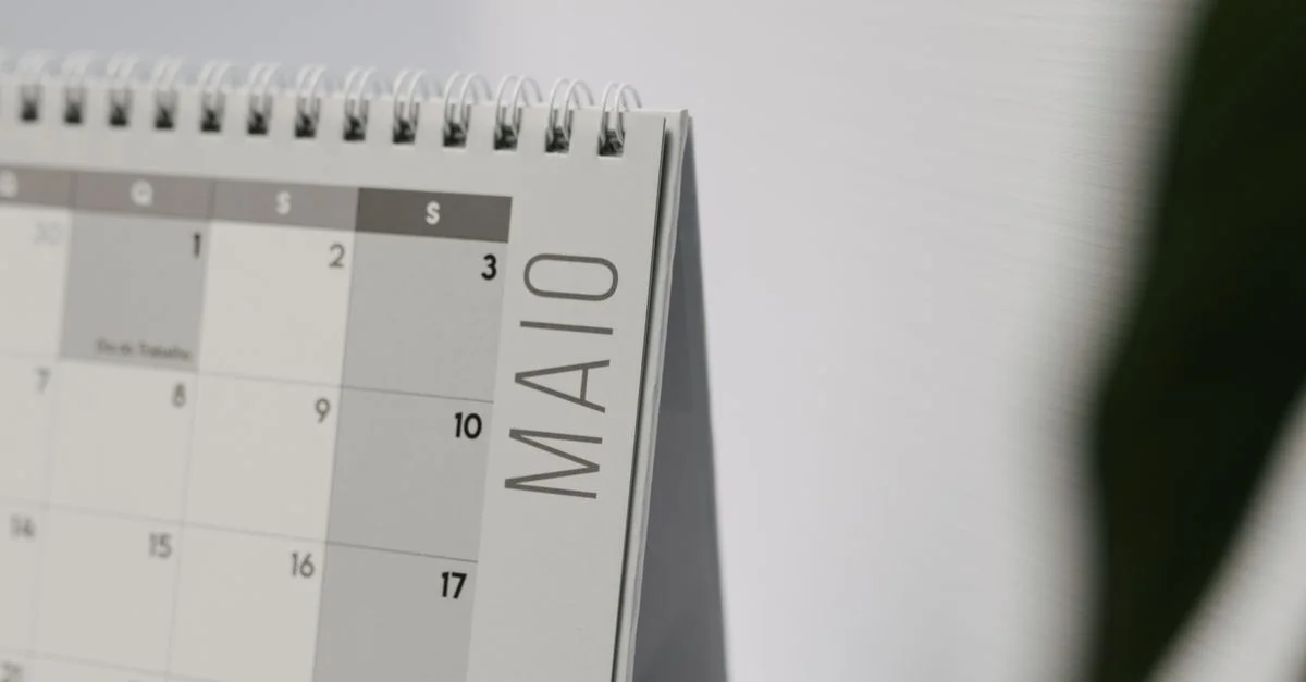 Page de calendrier de table minimaliste montrant le mois de mai en portugais.