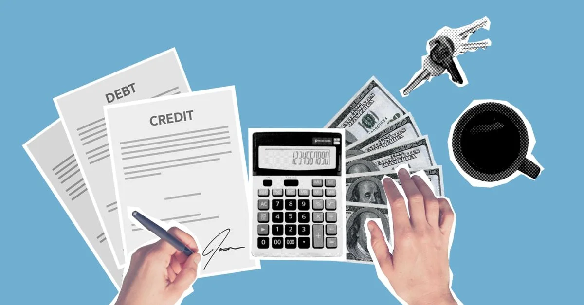 Vue aérienne de la planification financière avec des documents de dette et de crédit, une calculatrice et de l'argent sur un fond bleu.