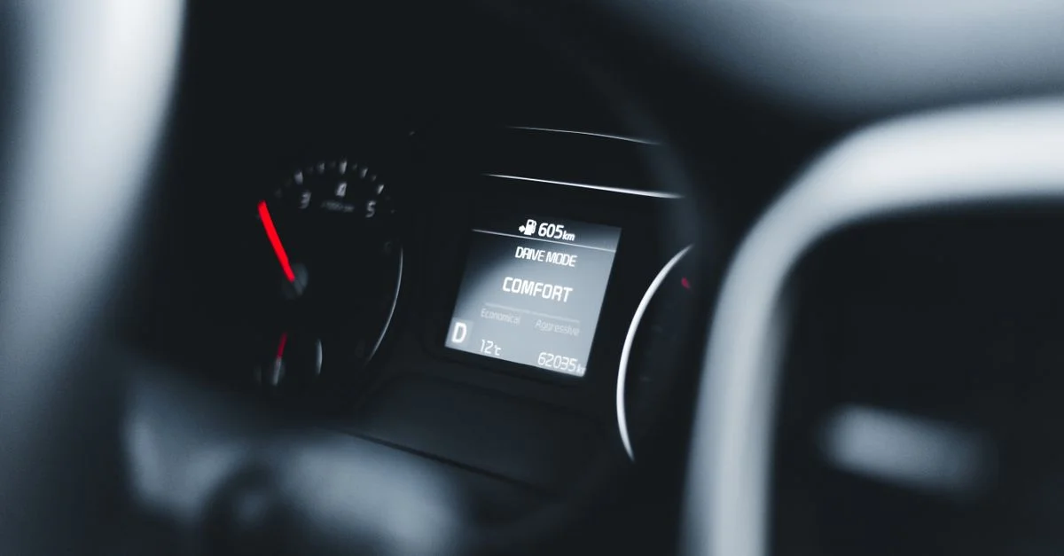 Vue rapprochée d'un tableau de bord de voiture affichant le mode de conduite confort pour une expérience améliorée.