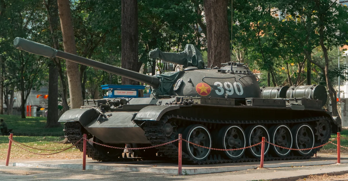 Un char d'assaut ancien portant le numéro 390, exposé en extérieur dans un parc.