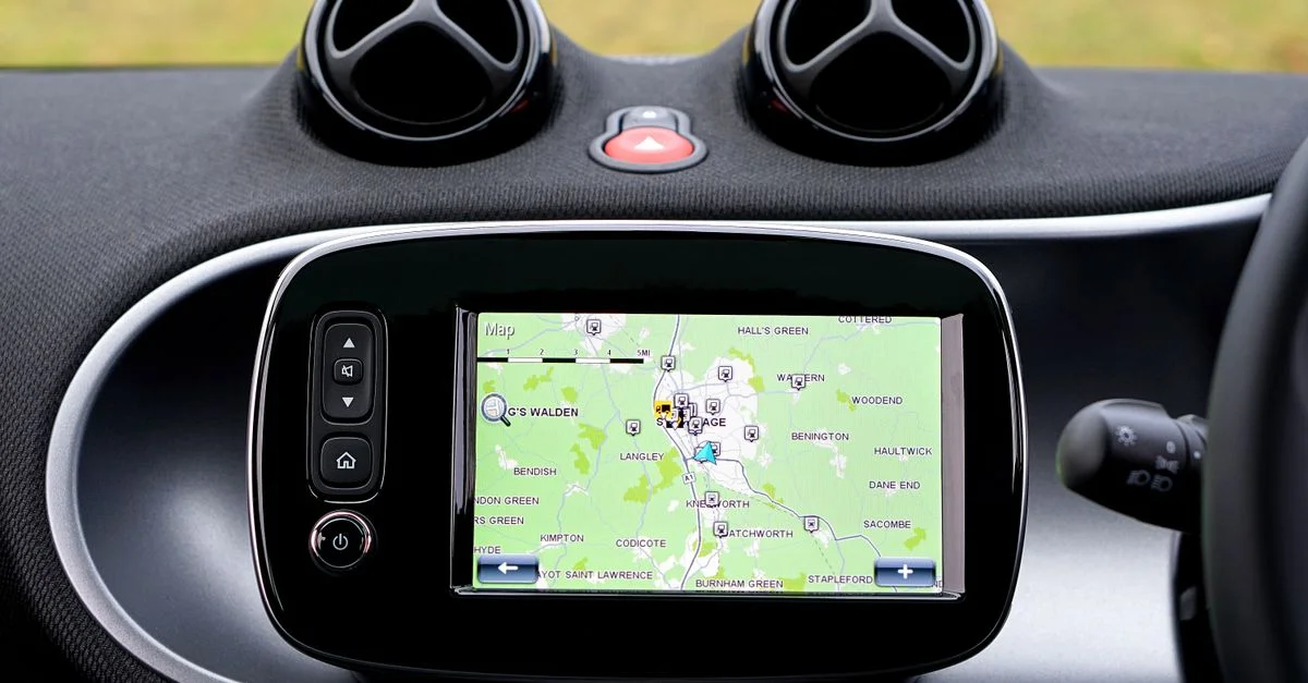 Vue en gros plan d'un tableau de bord de voiture moderne présentant une carte GPS pour la navigation.