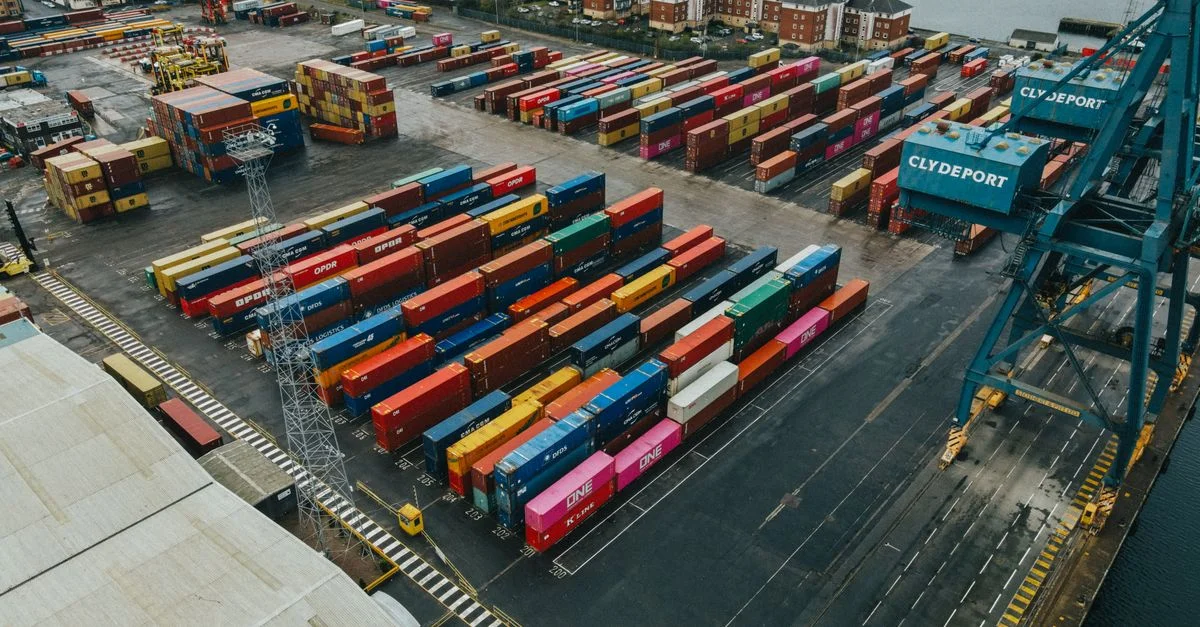 Containers maritimes colorés empilés au terminal de Clydeport, Écosse, mettant en valeur une scène logistique vibrante.