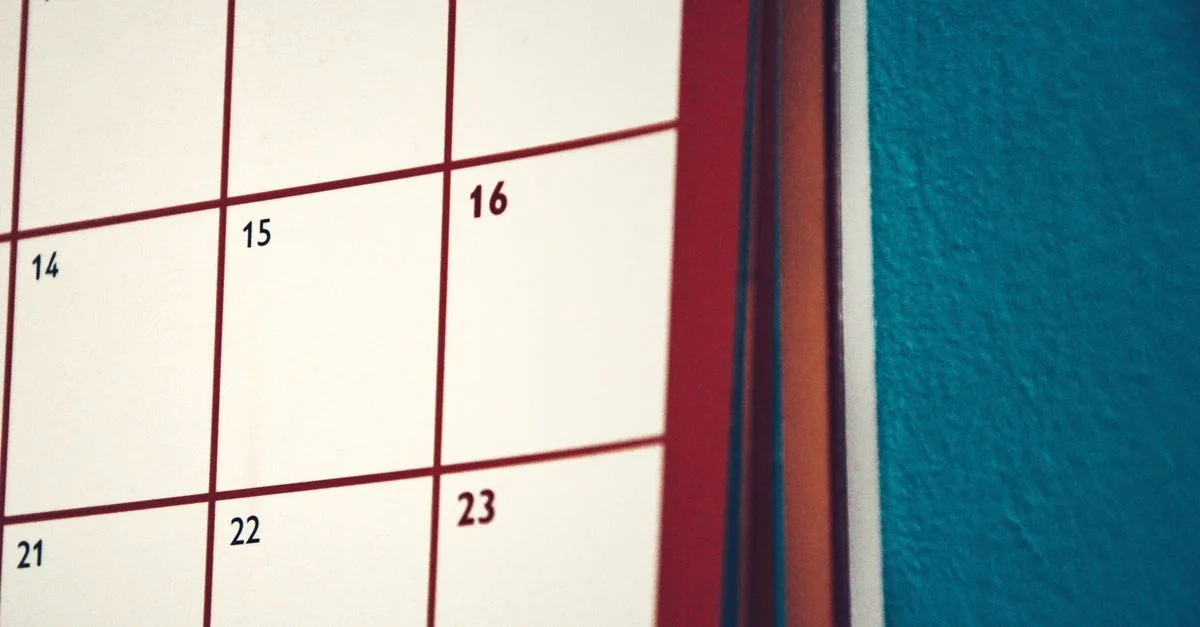 Un calendrier minimaliste suspendu à un mur coloré, parfait pour la planification et l'organisation.