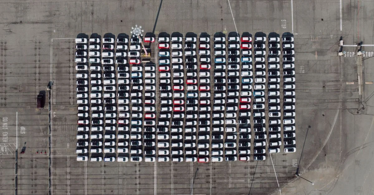 Vue aérienne d'un parking organisé rempli de voitures à Seattle, WA.