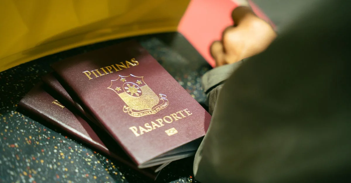 Gros plan sur les passeports philippins à l'aéroport, indiquant le voyage et l'identité.