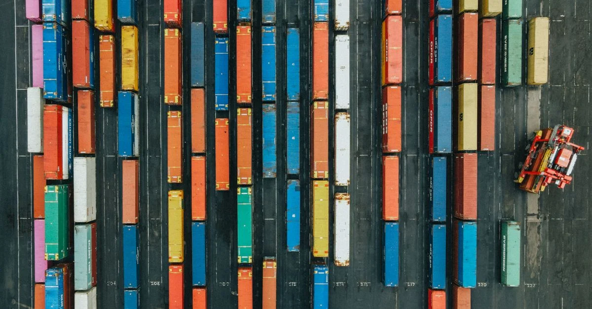 Vue aérienne de conteneurs de fret colorés dans un hub logistique, Écosse.