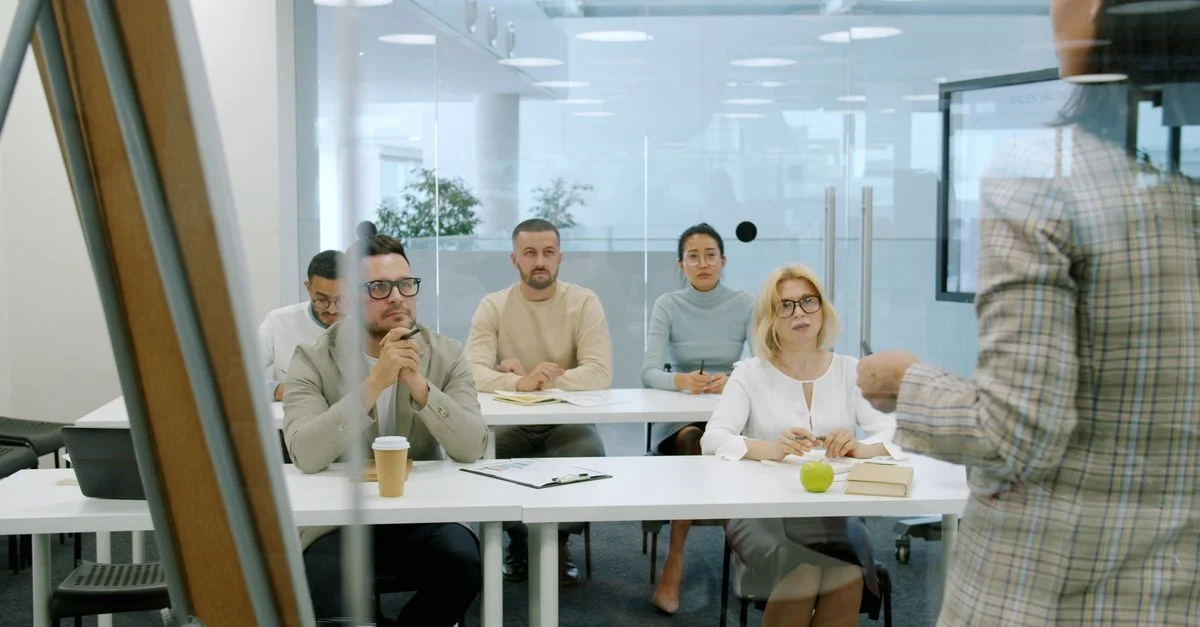 Un groupe de professionnels en réunion dans un cadre de bureaux moderne et élégant.