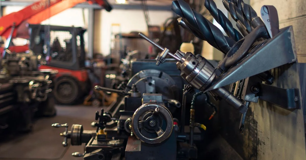 Gros plan d'un atelier industriel animé avec des machines et des outils.