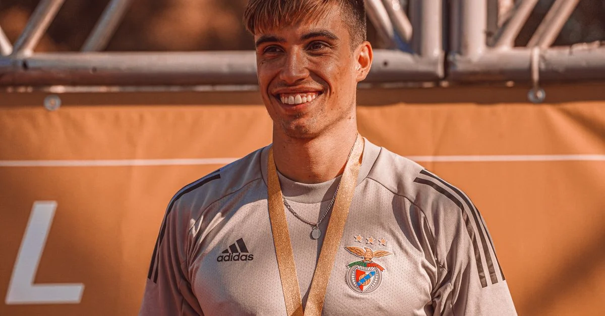 Athlète heureux en tenue de sport avec une médaille lors d'un événement en plein air, profitant du moment.