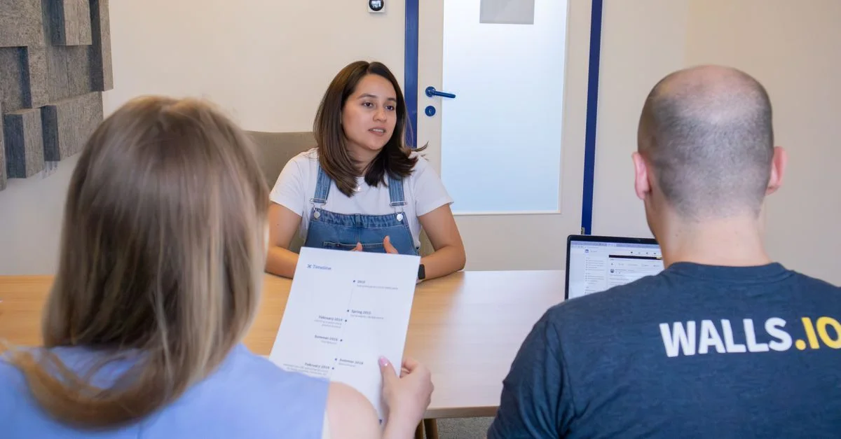 Groupe de jeunes professionnels ayant une réunion d'affaires dans un bureau moderne.