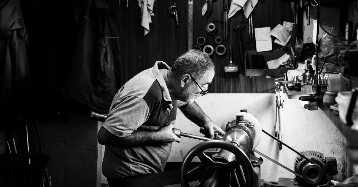 Artisan qualifié au travail dans un atelier d'Istanbul, concentré sur l'artisanat avec des outils traditionnels.