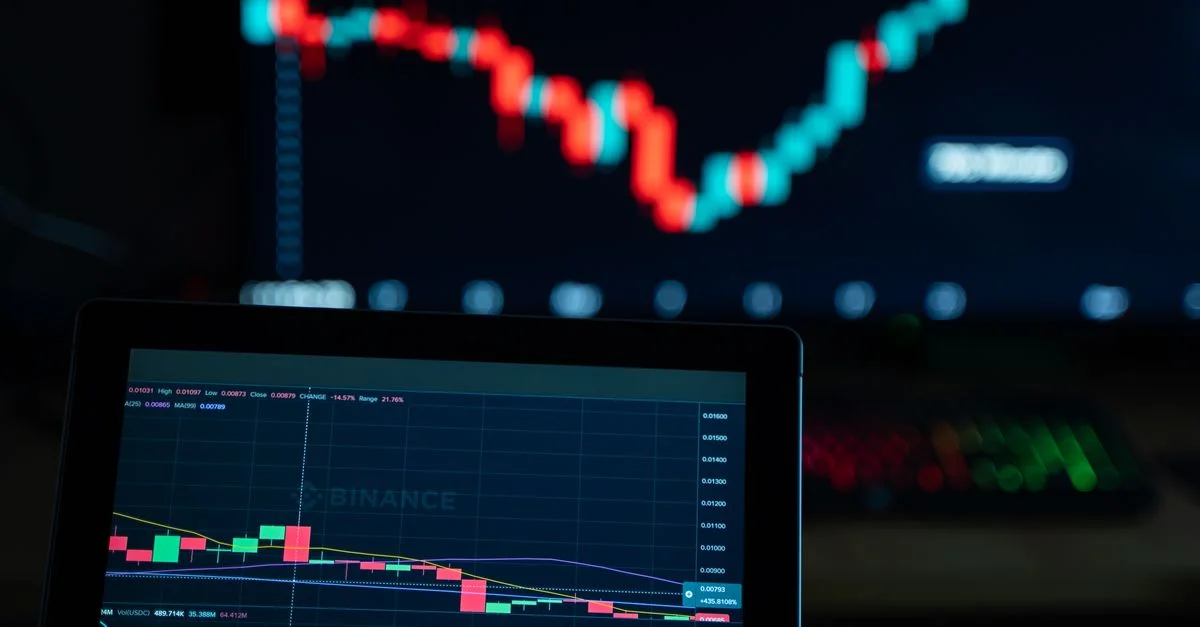 Affichage détaillé des graphiques de trading de cryptomonnaies sur écrans numériques, illustrant les fluctuations du marché.