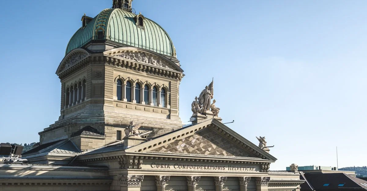 Vue extérieure du Palais fédéral suisse à Berne, en Suisse, sous un ciel clair.